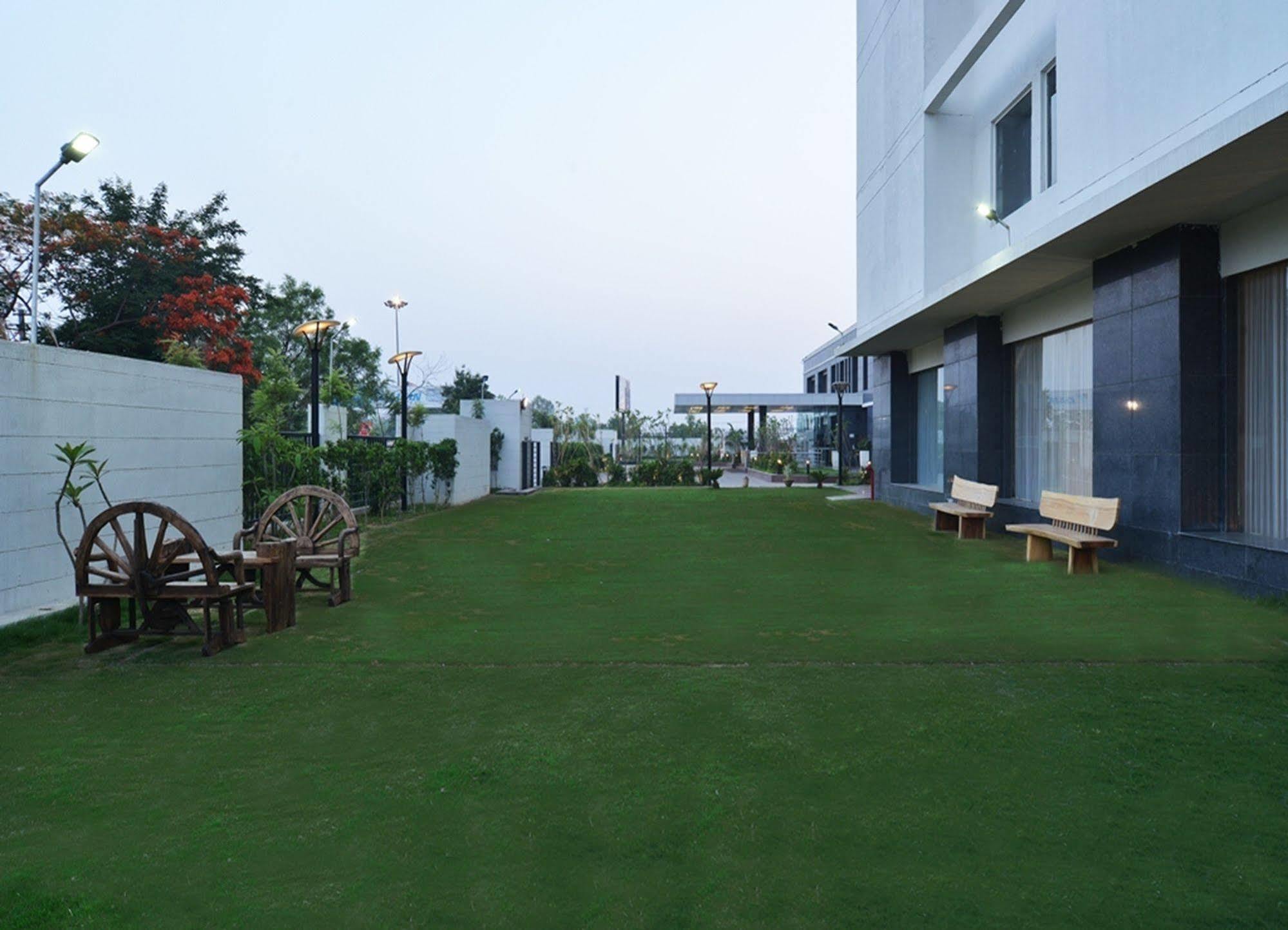Red Fox By Lemon Tree Hotels, Bhiwadi Екстер'єр фото